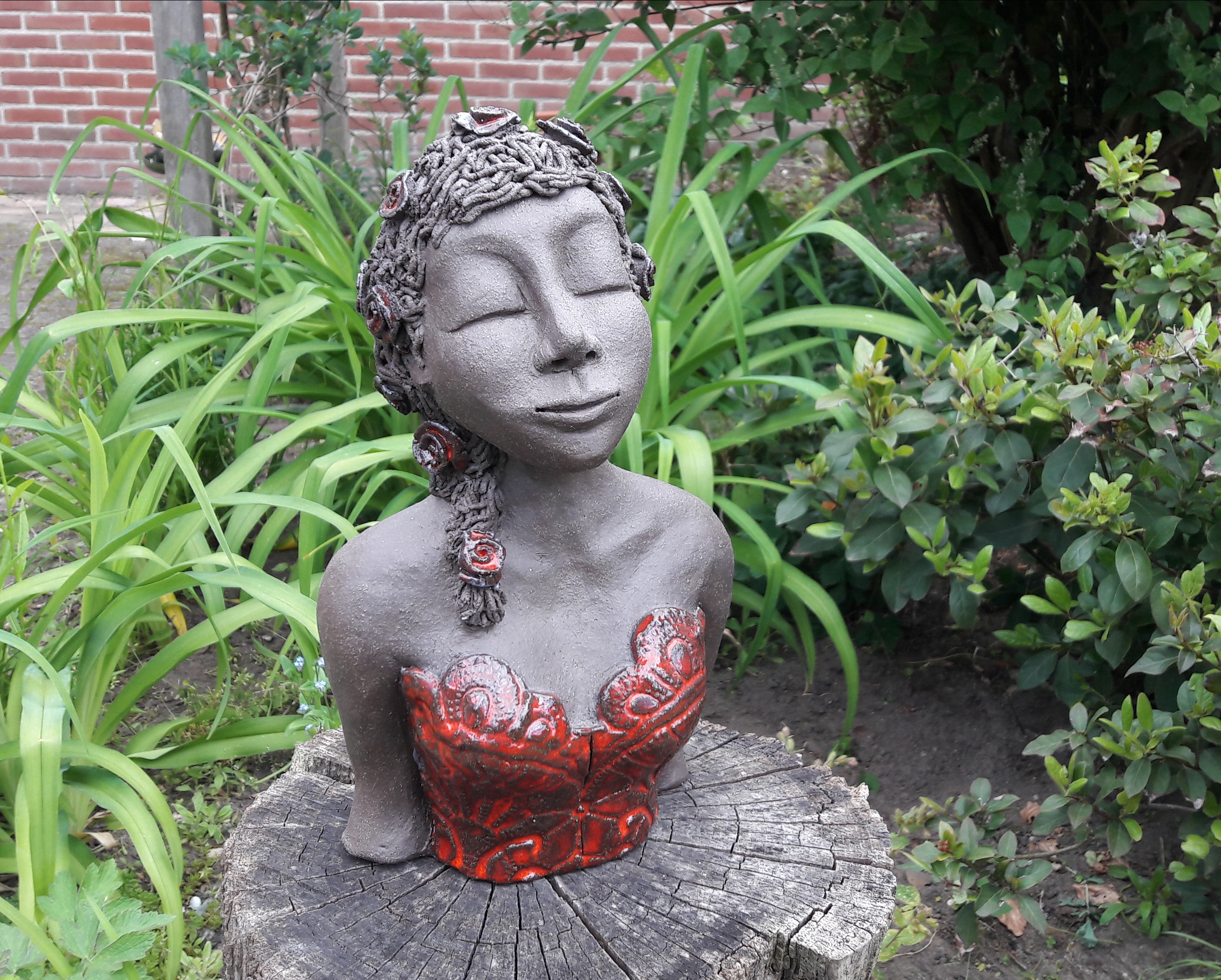 donkere dame rood topje